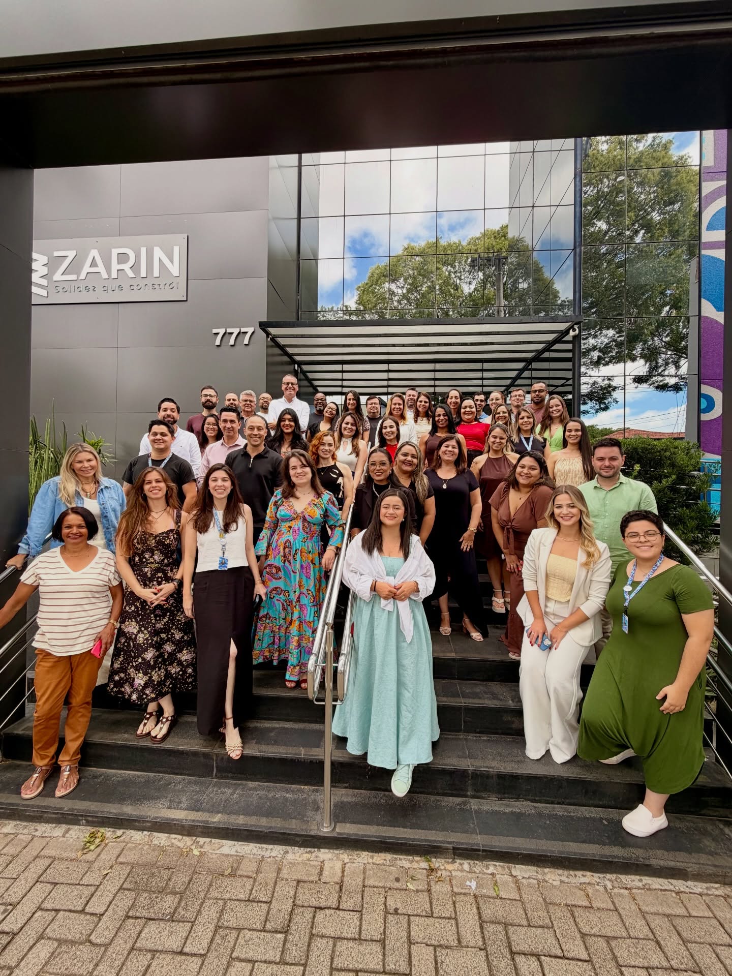 Equipe Zarin reunida na sede